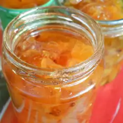 Hausgemachte Marmelade aus weißen Kirschen