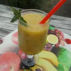 Summer Smoothie with Melon, Cucumber and Apricot