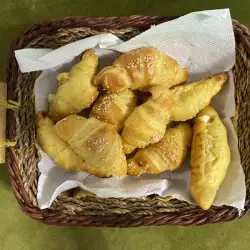 Herzhafte Croissants mit Käse