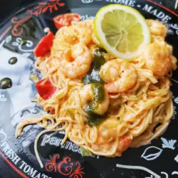 Espaguetis con gambas y pesto