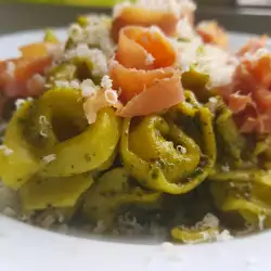 Tortellini de spanac cu prosciutto și pesto de busuioc și semințe de pin