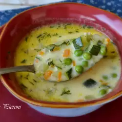 Suppe aus Zucchini und Erbsen mit Frischkäse