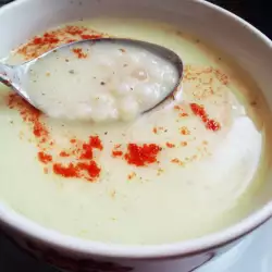 Joghurtsuppe mit Ei und Couscous für Babys