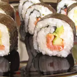 Sushi met avocado, komkommer en gerookte zalm