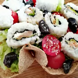 Suši salata u korpici od tortilje