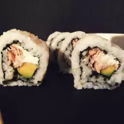 Sushi de queso crema, atún y aguacate