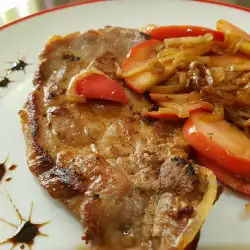 Schweinesteaks mit Äpfeln und Zwiebeln