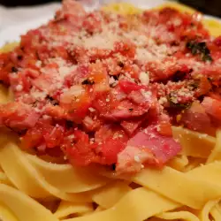 Tagliatelle con salsa de tomate, cebolla y bacon