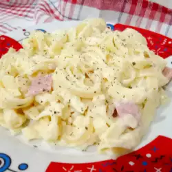 Tagliatelle mit köstlicher weißen Soße