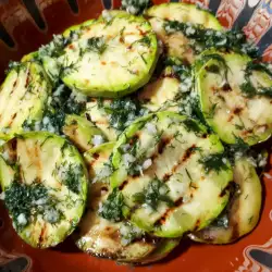 Zucchini mit Butter in der Pfanne