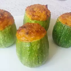 Стаканчики из кабачков с курицей и соусом