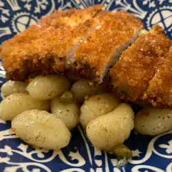 Panierte Putenfilets auf Gnocchi Canapé