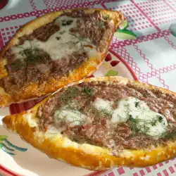 Pide con carne y queso