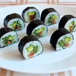 Sushi vegan cu avocado și castravete