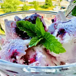 Joghurteis mit Heidelbeeren und Marmelade