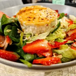 Ensalada de queso de cabra y fresas marinadas