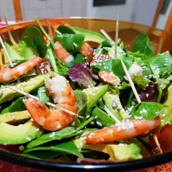 Grüner Salat mit Garnelen, Basilikum und Avocado