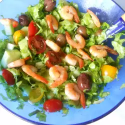 Ensalada de primavera con aceitunas y gambas