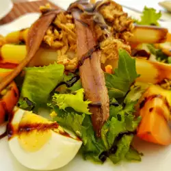 Frischer Salat mit Thunfisch, Sardellen und Spargel