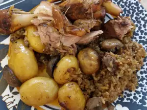 Gebratene Lammkeule mit Reis, Kartoffeln und Champignons