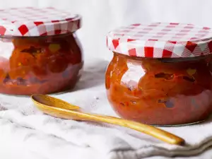 Tomato Chutney with Raisins