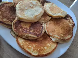 Amerikanische Pfannkuchen mit frischer Milch