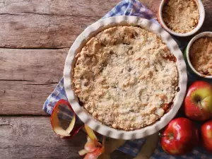 Apple Crumble with Raisins