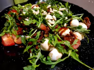 Salad with Arugula, Baby Mozzarella and Sun-Dried Tomatoes