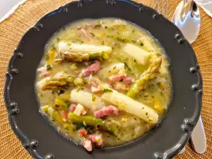 Spargel mit Bacon in einer cremigen Soße