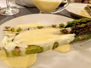 Grüner Spargel mit Soße Hollandaise