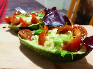 Ensalada especial con aguacate y tomates cherry