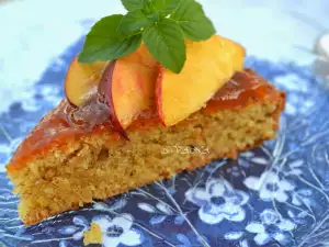 Tarta de almendras con mermelada de melocotón