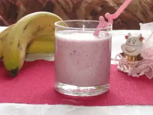 Batido de plátano con frutos rojos y leche condensada