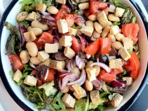 Salat mit weißen Bohnen und Tofu