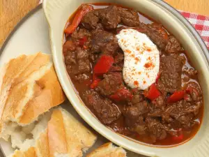 Caldereta de cordero con tomate y cebolla