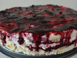 Tort de biscuiți cu mascarpone și dulceață de afine