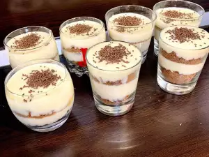 Kekstorte mit bayerischer Creme im Glas