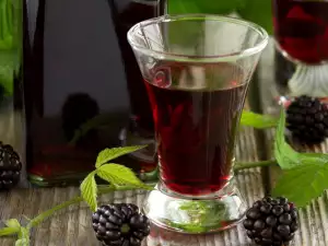 Vino dulce de moras casero