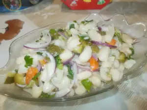 Bonensalade met augurken en wortelen