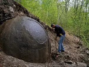 Природен феномен или знак за непозната цивилизация е този камък?