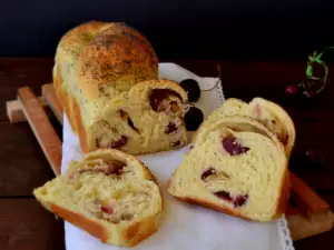 Brioche con cerezas y nueces