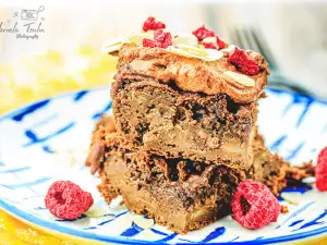 Brownie de alubias peladas con crema de coco y cacahuetes