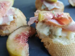 Bruschetta mit Gorgonzola, Bacon und Feigen