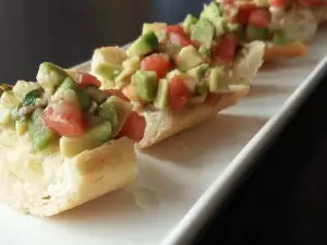 Bruschettas de aguacate y tomates