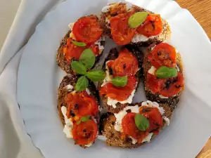 Bruschettas con tomate y burrata