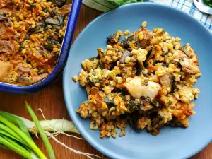 Schweinefleisch mit Bulgur, Spinat und Pilzen