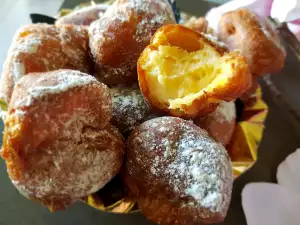 Buñuelos de viento rellenos de crema