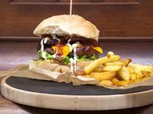 Teleći burger sa kečapom i barbikju sosom