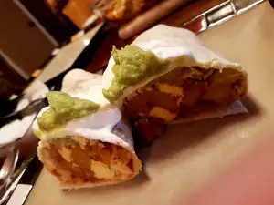 Burrito con huevos, patatas, chorizo ​​y guacamole casero