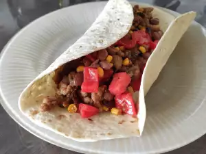 Burrito mit Aubergine und Tomate